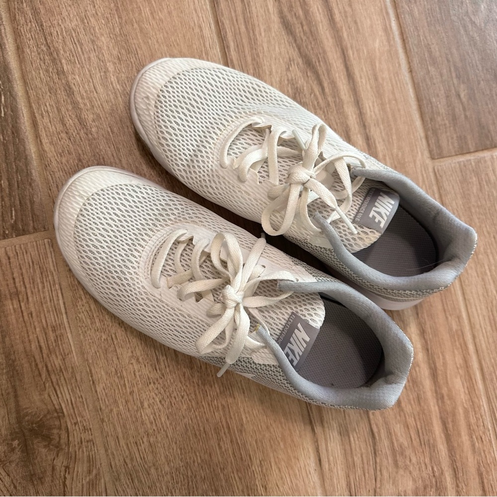 Nike Women’s Flex Experience White and Gray Running Shoes Sneakers Size 9 - Picture 4 of 9